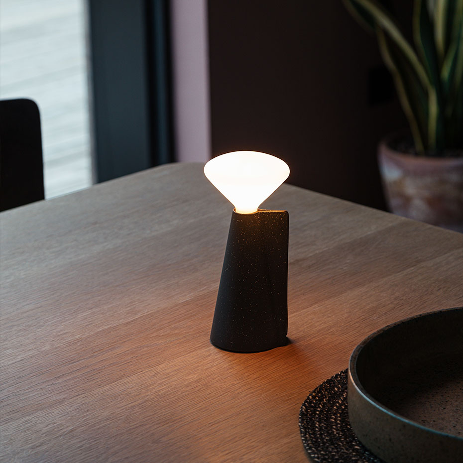 Mantle Portable Bordslampa Granite Black + Mantle LED Bulb IP44