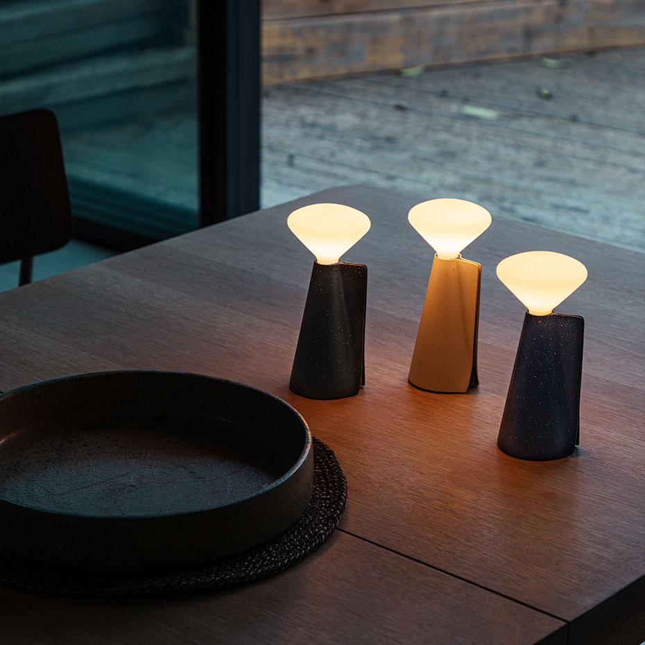 Mantle Portable Bordslampa Granite Black + Mantle LED Bulb IP44