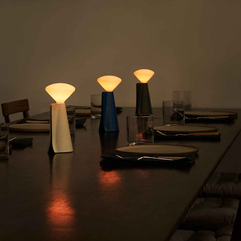 Mantle Portable Bordslampa Cobalt Blue + Mantle LED Bulb IP44