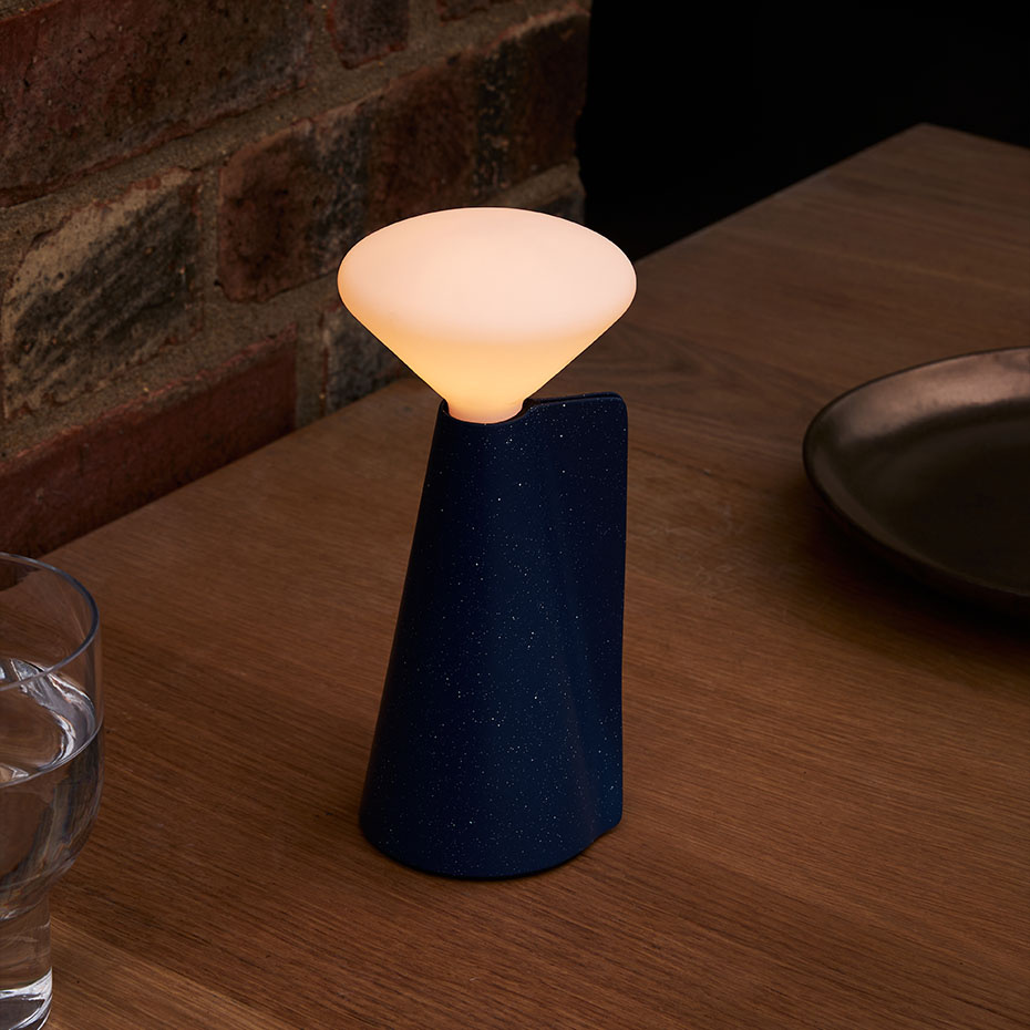 Mantle Portable Bordslampa Cobalt Blue + Mantle LED Bulb IP44