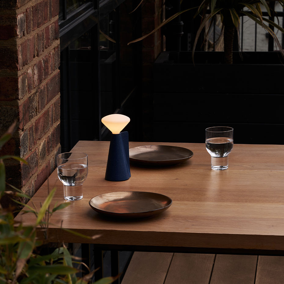 Mantle Portable Bordslampa Cobalt Blue + Mantle LED Bulb IP44