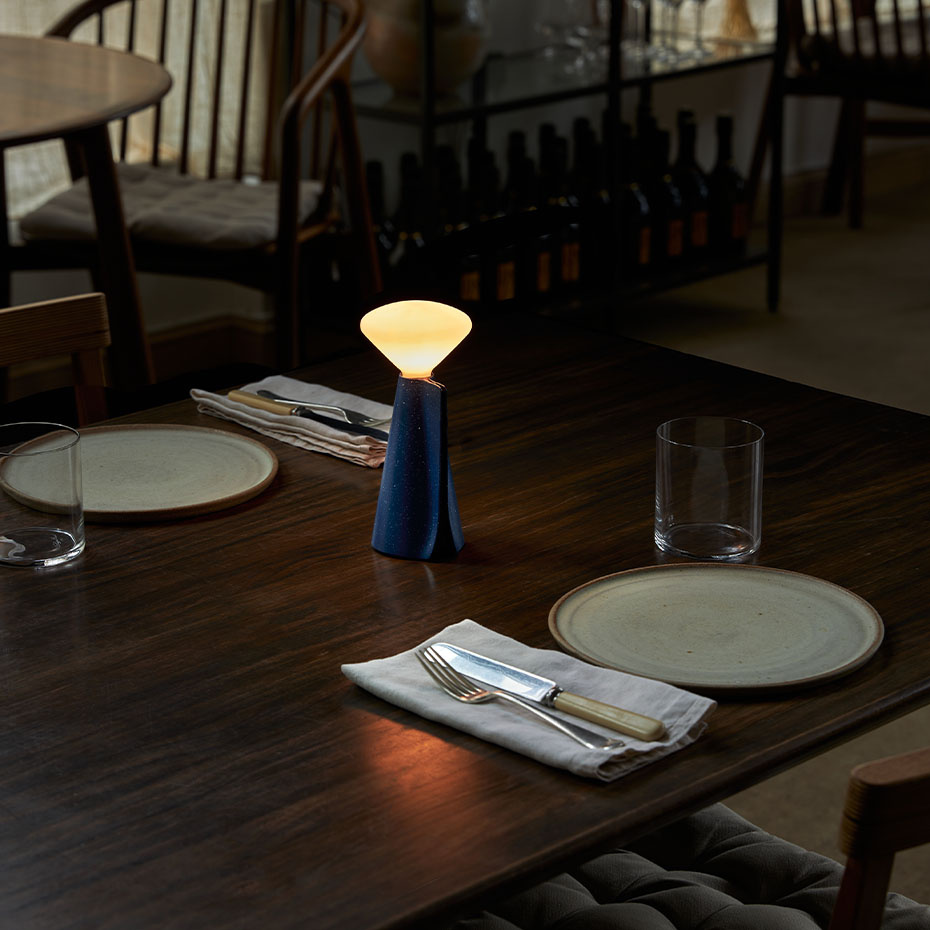 Mantle Portable Bordslampa Cobalt Blue + Mantle LED Bulb IP44