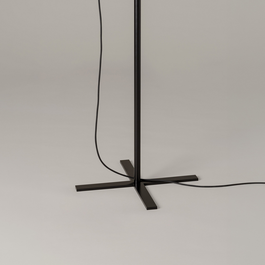 TMA Golvlampa Matt Black/White Parchment