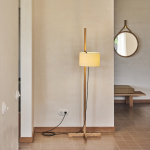 TMM Golvlampa Natural Oak/White Parchment TMM Golvlampa Natural Oak/White Parchment