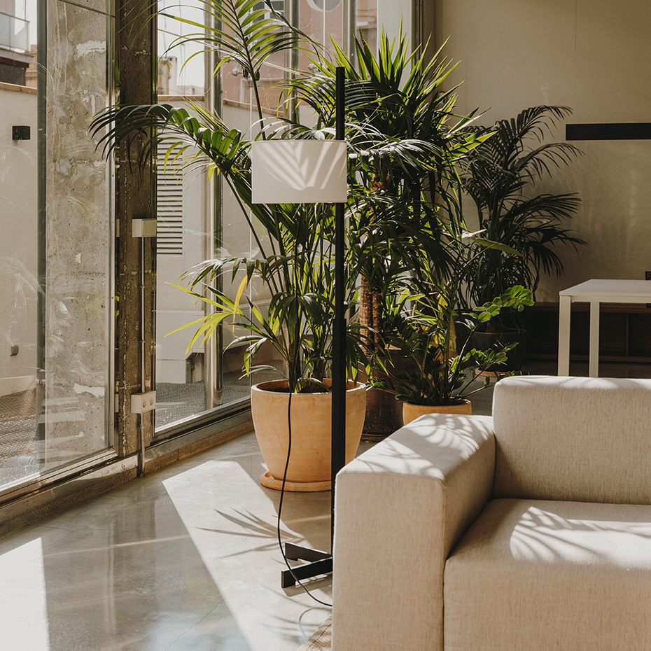 TMM Golvlampa Black Oak/White