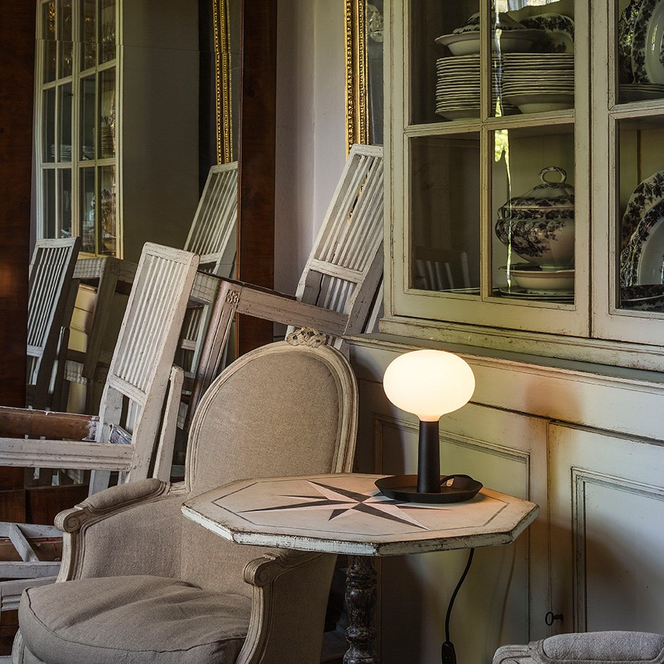 Tray Bordslampa Svart